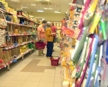 Nu vă mai lăsaţi poşetele în cărucioarele de cumpărături: hoţii din Constanţa nu iartă nimic!